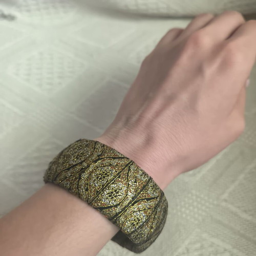 Bracelet used, black and gold