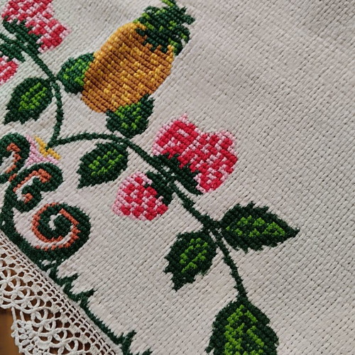 Vintage embroidered tablecloth hand-stitched, like new, 125x125 cm