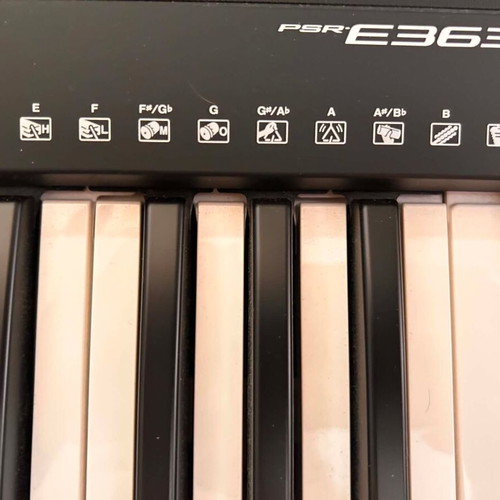 Yamaha PSR-E363 keyboard like new with stand and music rest