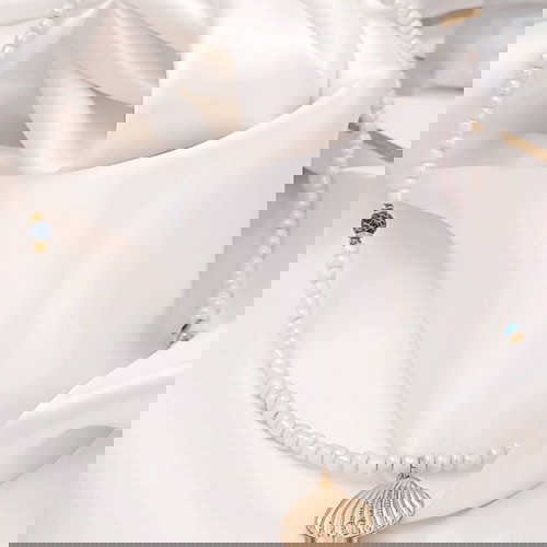 Καλοκαιρινό γυναικείο λευκό κολιέ με ματάκι, μπλε αχάτη και επίχρυσο charm κοχύλι