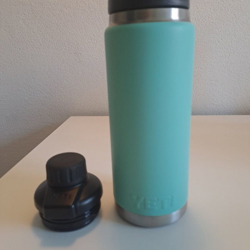 YETI Rambler 750 ml thermos with Chug and TripleHaul lids, new