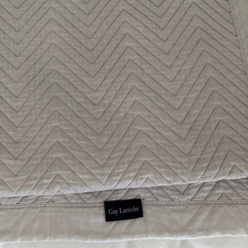 Guy Laroche single quilt gray color like new, lightweight for spring/summer