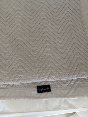 Guy Laroche single quilt gray color like new, lightweight for spring/summer