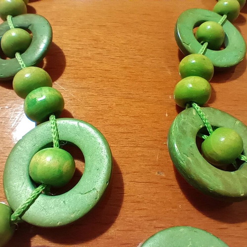Wooden necklace new, long, green