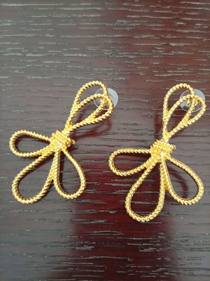 Earrings new with unique design, gold tone