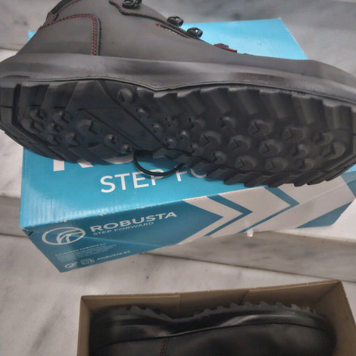 Industrial shoes with steel toe unused, size 44