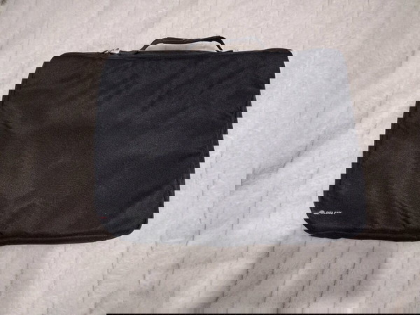 Τσάντα Delsey 43/33/5Black.    Μαλακό με προστατευτικό, μονωτικό στρώμα.