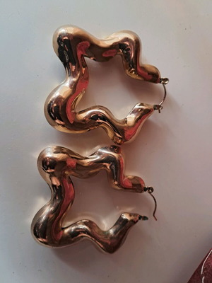 Metal earrings gold color like new, large and impressive