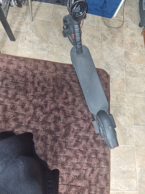 Xiaomi 5 electric scooter like new with helmet and papers