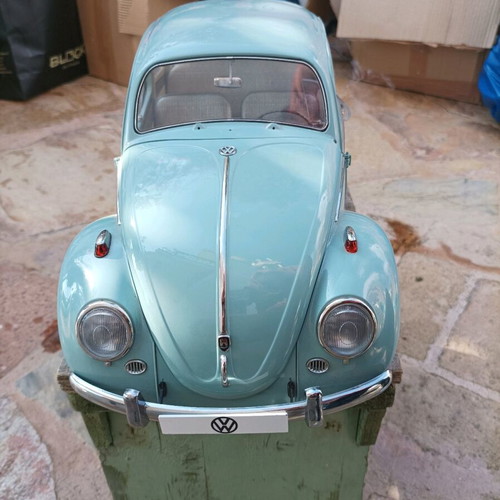 Volkswagen Beetle 1:8 scale model by HACHETTE like new