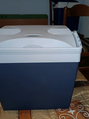 Car fridge 12V like new