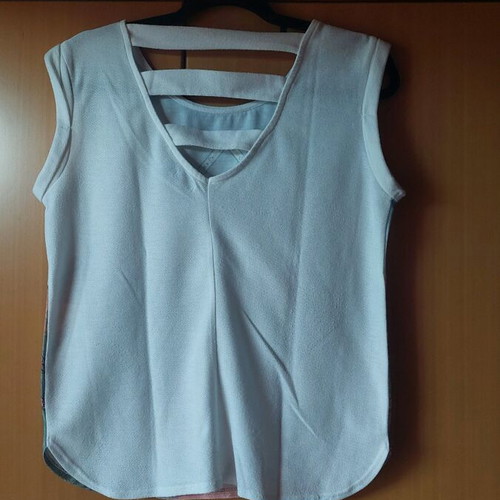 Bershka sleeveless blouse like new, size M, white multicolor