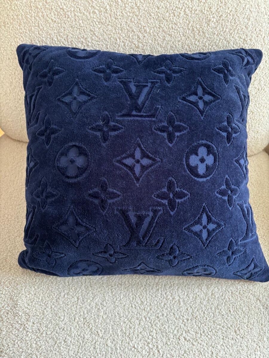 Louis Vuitton Authentic Beach Pillow new - € 199,00 - Vendora.cy