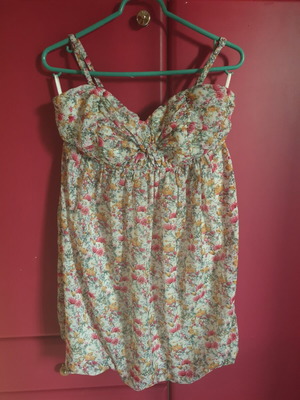 Floral dress with open back size L like new