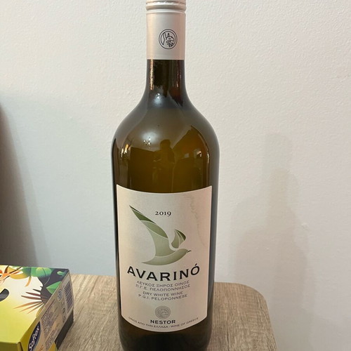 Avarinó dry white wine 1.5 L in excellent condition