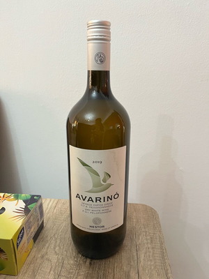Avarinó λευκός ξηρός οίνος 1.5 L σε άριστη κατάσταση