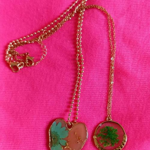 Set of 2 flower pendants like new, multicolored