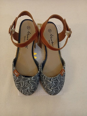 Mustang espadrilles with blue and turquoise leaf pattern like new, size 37