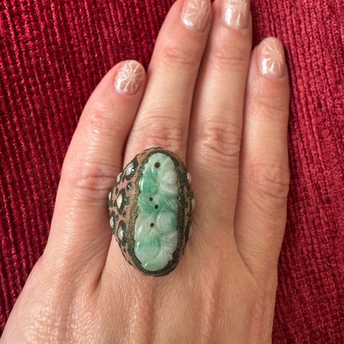 Vintage handmade Victorian ring with carved green nephrite and pearls like new