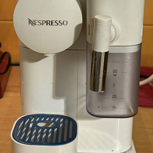 Nespresso Original Lattissima One EN51 coffee machine, porcelain white