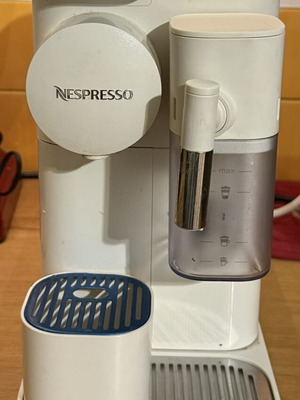 Nespresso Original Lattissima One EN51 coffee machine, porcelain white