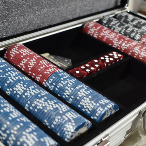 World Poker Tour Set like new with sealed chips and 5 dice