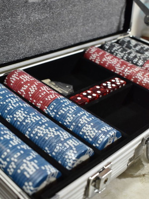 World Poker Tour Set σαν καινούργιο με σφραγισμένες μάρκες και 5 ζάρια
