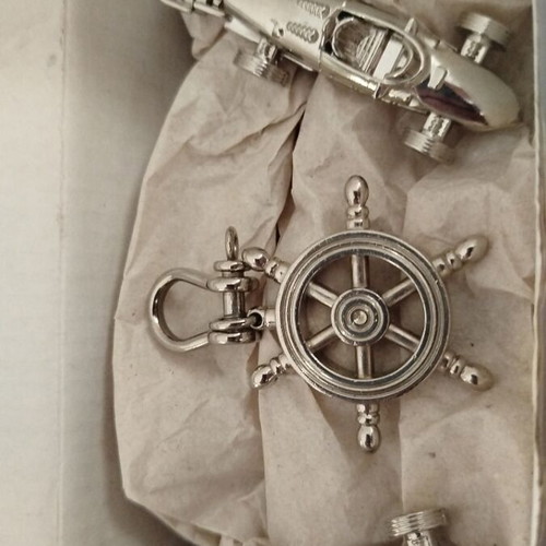 Keychain set new, 2 formula cars and 1 anchor