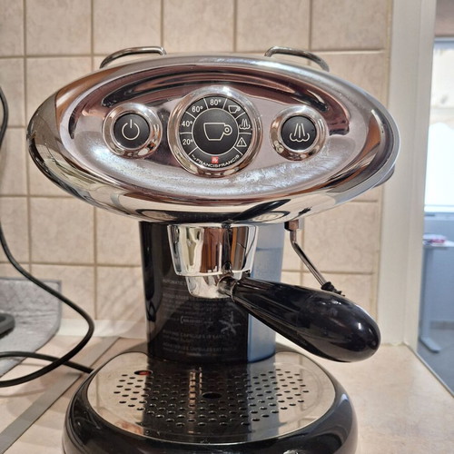 Illy X7 Espresso coffee maker like new with capsules