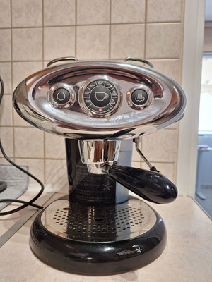 Illy X7 Espresso coffee maker like new with capsules