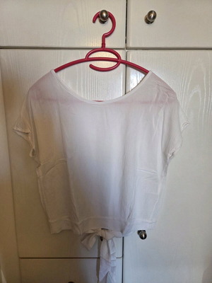 White blouse like new, one size (small-medium) with back opening