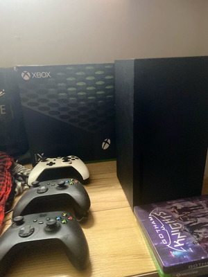 Xbox Series X 1TB σαν καινούργιο με 3 χειριστήρια και 20 παιχνίδια