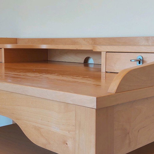 Wooden desk like new with drawers and wheels
