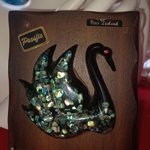 Wall Key Holder with Swan Vintage from New Zealand like new