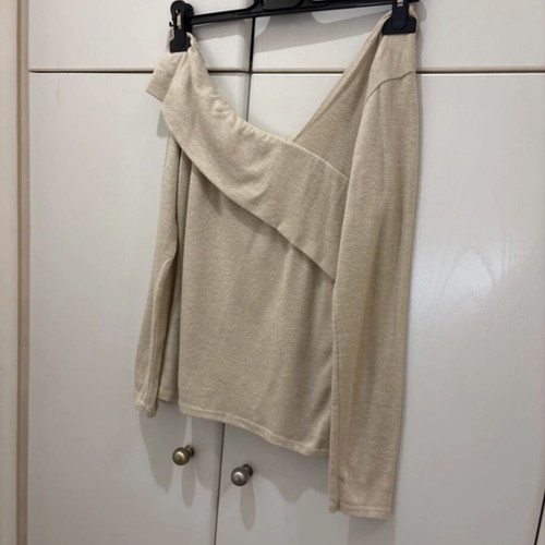 Off-shoulder top new, one size, beige