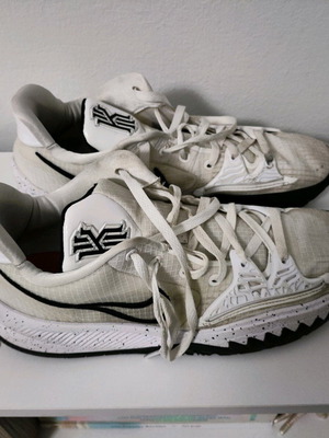 Nike Kyrie low 46 μεταχειρισμένα, σε εξαιρετική κατάσταση