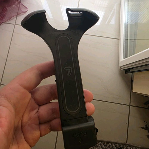 Universal phone holder with clip like new, ideal for delivery
