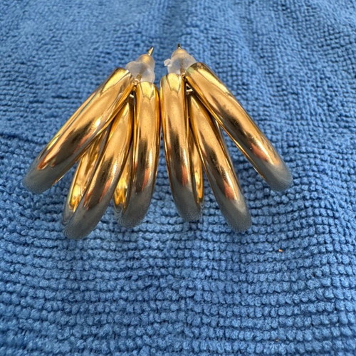 Fashion costume earrings in gold like new