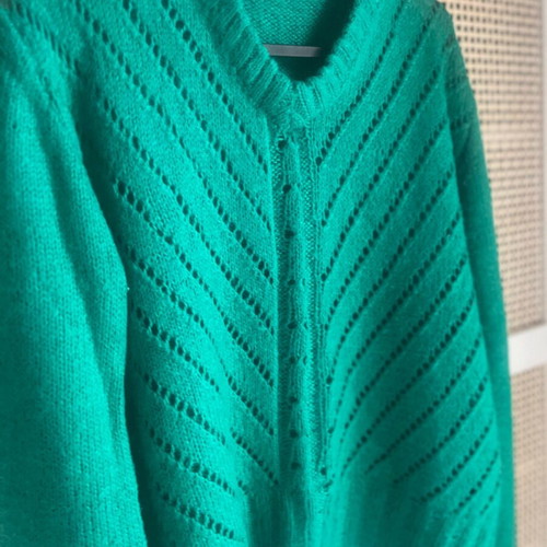 Wool knitted women's green sweater like new with V-neck
