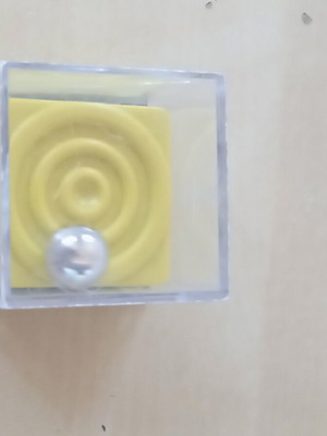 Διαφανές πλαστικό κουτί παζλ επιδεξιότητας με κυλιόμενη μπάλα και κίτρινο ένθετο ομόκεντρων κύκλων