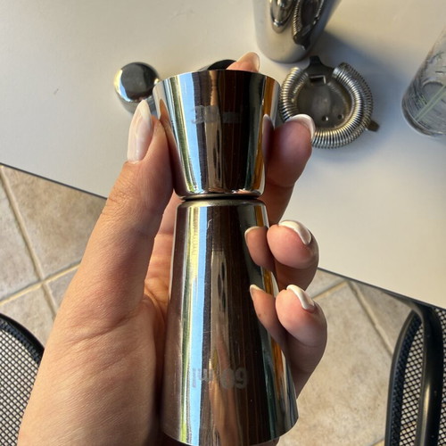Bar set like new with 30 and 60 ml jigger and plastic strainer