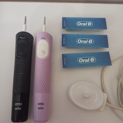 Oral B electric toothbrushes like new with three functions and three new heads