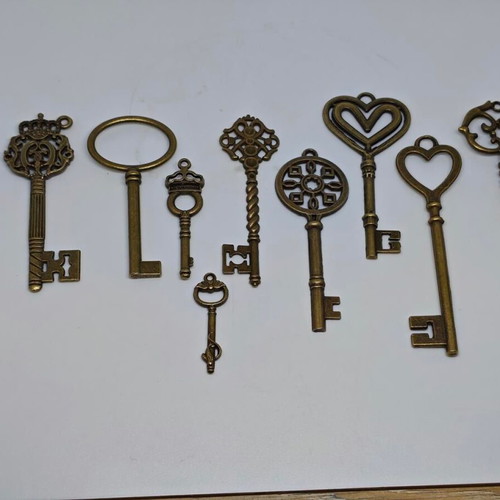 Vintage decorative keys set like new, copper