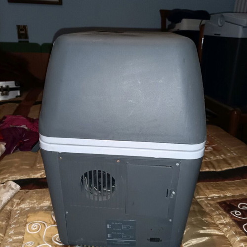Car fridge 12V like new, cools and heats