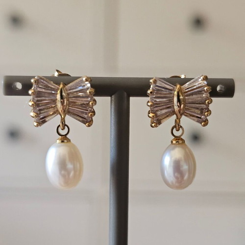 Pearl earrings like new with golden stones
