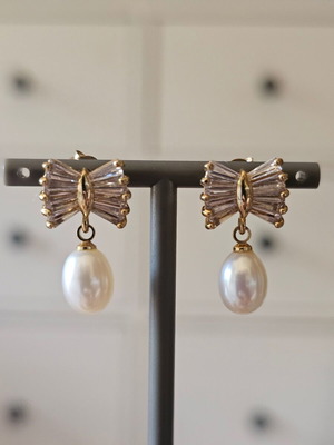 Pearl earrings like new with golden stones