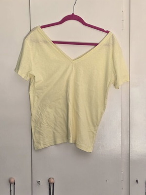 Zara Trafaluc Pale Yellow V-Neck T-Shirt Size M like new