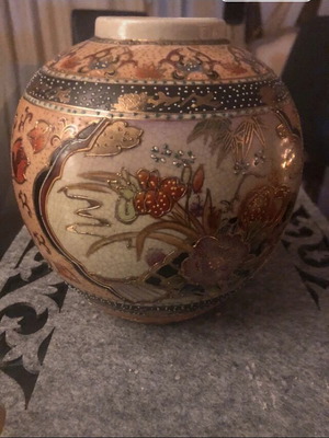Chinese Satsuma style vase porcelain vintage like new