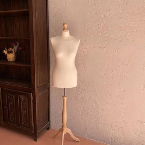 Female Bust Mannequin like new, high quality, medium size