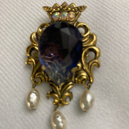Vintage brooch with blue stone and pearls, like new, gold tone